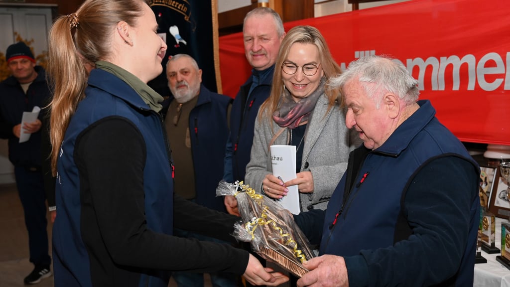 Julia Lüning (von links) und Bürgermeisterin Grit Matz haben den Ehrenvorsitzenden der Wanzleber Züchter, Klaus Schepuck, geehrt.