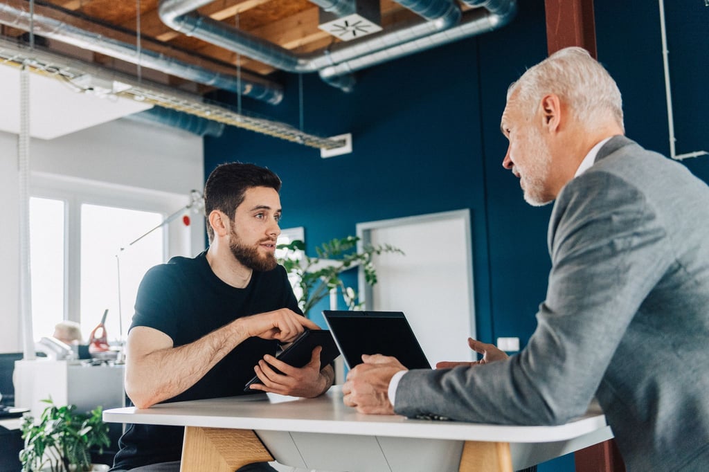 Angst vor Vorgesetzten zu haben ist eigentlich ganz normal - problematisch wird es, wenn uns die Angst im Job blockiert.