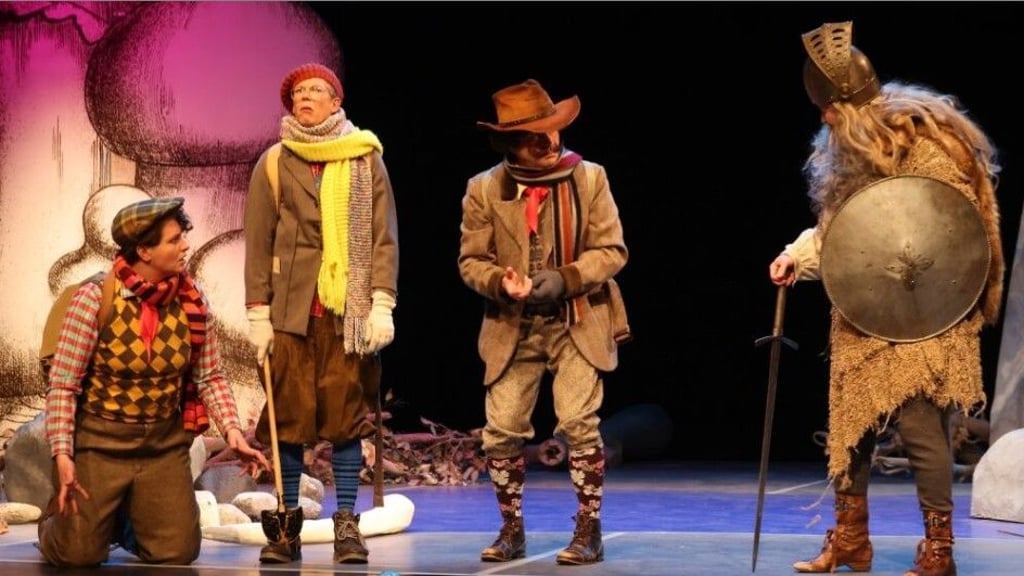 Wurden von ihrem Onkel auf eine abenteuerliche Reise zum Mittelpunkt der Erde geschickt (v.l.): Alexandra (Jorien Gradenwitz), Vincent (Vincent Göhre), Alexander (Alexander Schumann). Dort angekommen, treffen sie auf den Ur-Ur-Ur-Ur-Ahn ihres Onkels (Andrej Kaminsky).