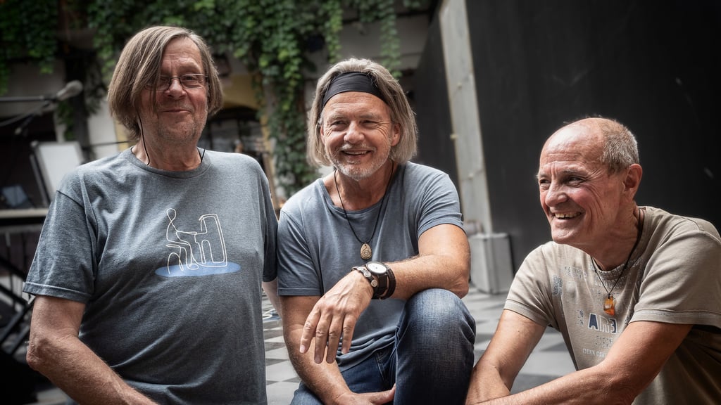 Das Paul-Bartsch-Trio spielt zum Sommerfest des Vereins Soziokulturelles Zentrum Athina. 