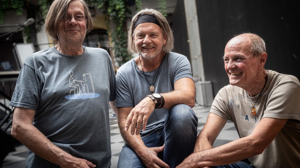 Das Paul-Bartsch-Trio spielt zum Sommerfest des Vereins Soziokulturelles Zentrum Athina. 