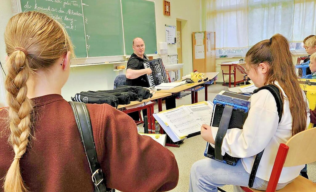 Maik Marx spielt seit der ersten Klasse Akkordeon. Inzwischen unterrichtet er fast hundert Kinder und Erwachsene.&nbsp;