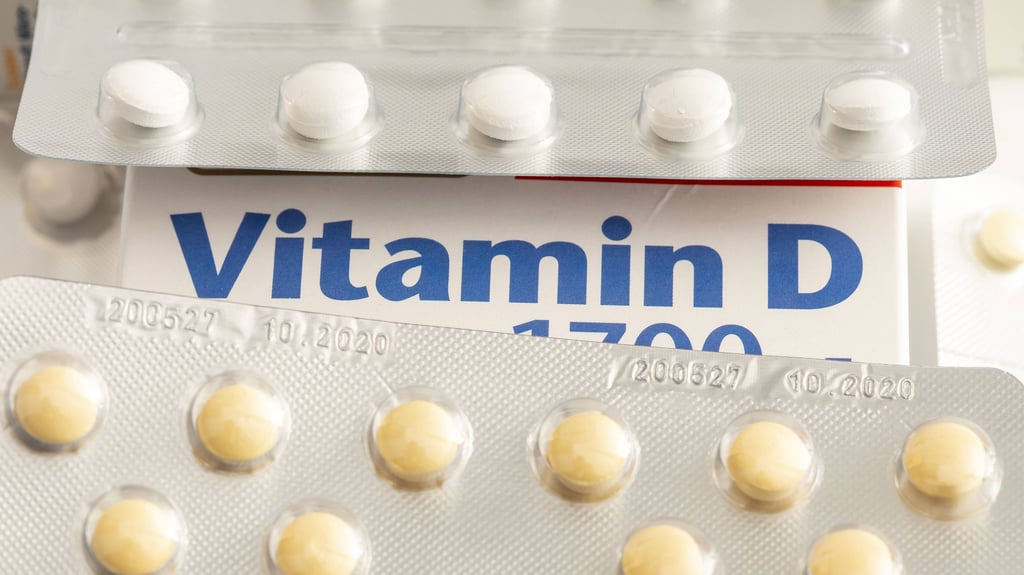 Eine Vitamin-D-Überdosis ist nur durch eine dauerhaft überhöhte Zufuhr von Vitamin-D-Tabletten möglich.