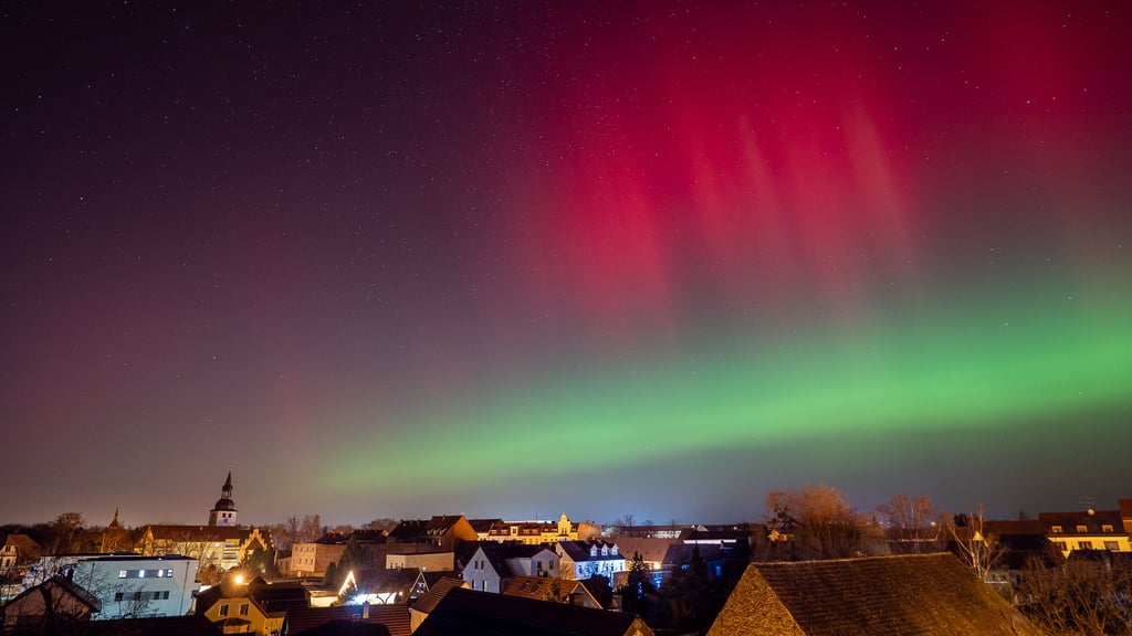 Polarlichter über Gommern am 19. Januar 2026. Links ist der Turm der St.-Trinitatis-Kirche zu erkennen. 
