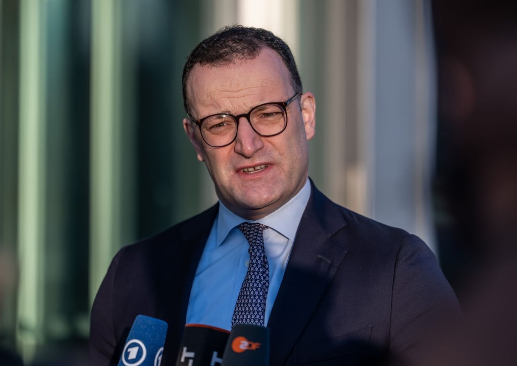 Jens Spahn weist die Kritik der Grünen am Kurs des Kanzlers zurück.