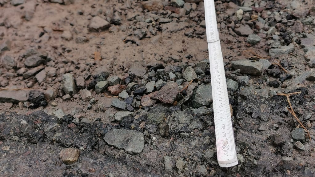 Ein Zollstock eigt die Länge eines Schlaglochs im Krangener Weg an.