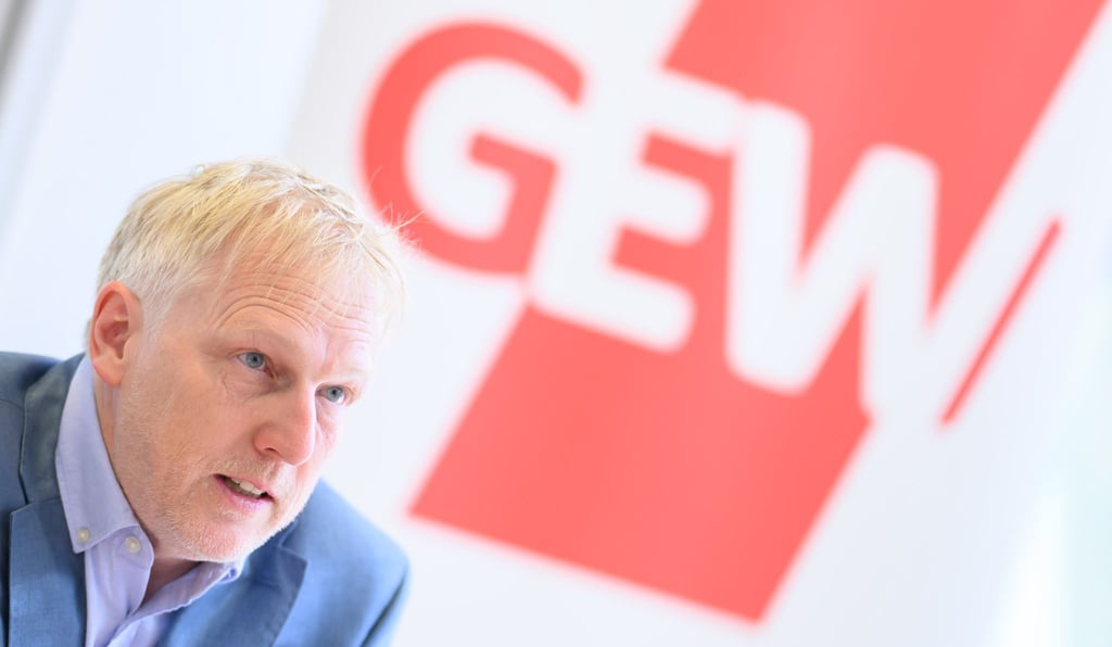 Niedersachsens GEW-Landeschef Stefan Störmer weist interne Kritik zurück. (Archivbild)