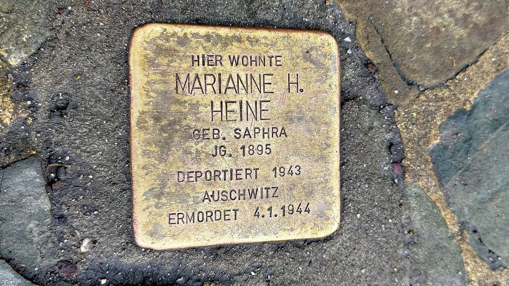 Stolperstein, der an das Schicksal von Menschen erinnert.