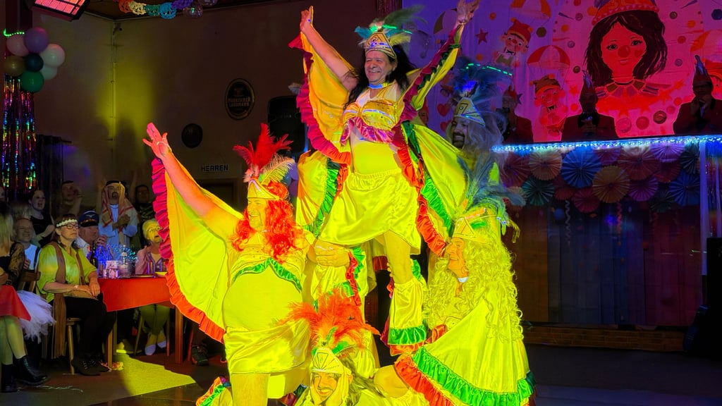 Das Männerballett des Sandauer Carnevals Club bot den Gästen der Festsitzung einen umjubelten Augen- und Ohrenschmaus. Mehrfach mussten die Herren in den individuell geschneiderten Kostümen Zugaben auf die Tanzfläche bringen.