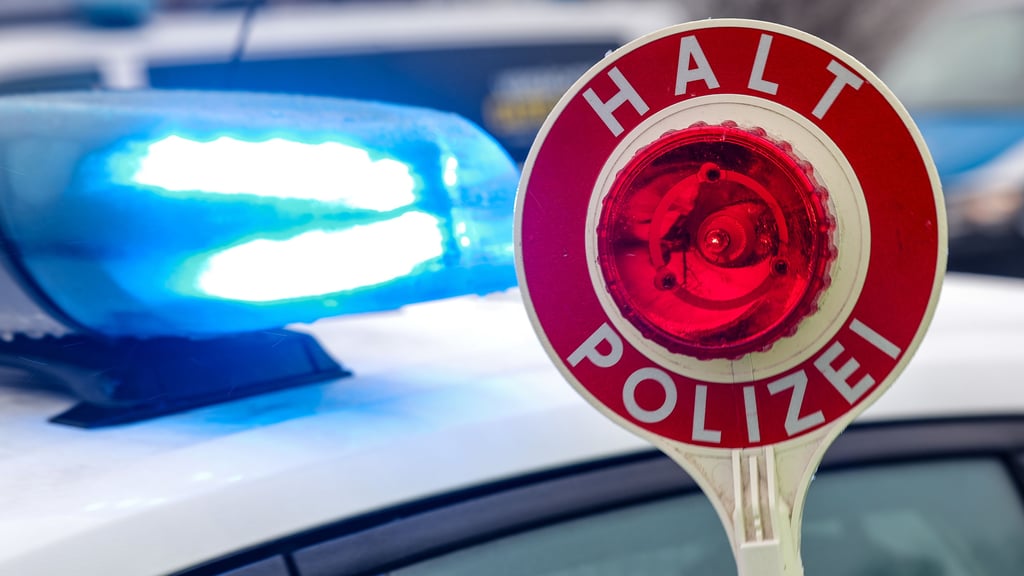 Bei der Kontrolle am Sonntagabend in Naumburg blickten die überraschten Polizeibeamten in ein sehr junges Gesicht. Am Steuer saß ein 14-Jähriger.