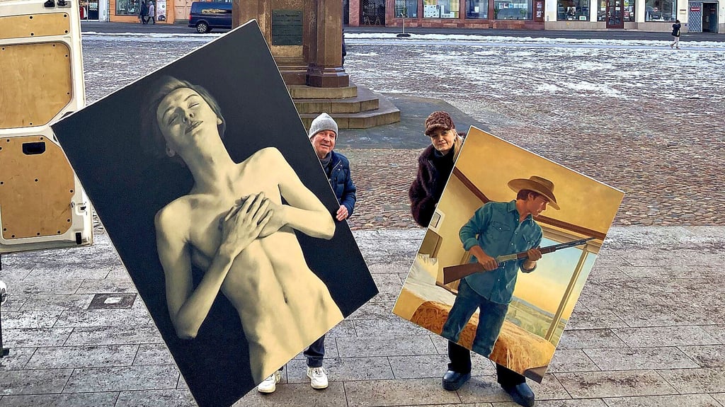 Thomas Beecht und  Kathleen Matussek mit Beecht-Bildern zum Ausstellungsaufbau am 17. Januar: Zu sehen sind diese und  andere  Arbeiten  im Alten Rathaus Wittenberg. 