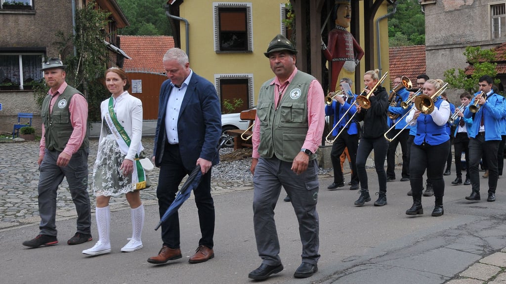 Einer von vielen Terminen, die  Südharzkönigin Katrin I. seit ihrem Amtsantritt absolviert hat: der Umzug zum Zapfenstreich beim Questenfest in Questenberg.   