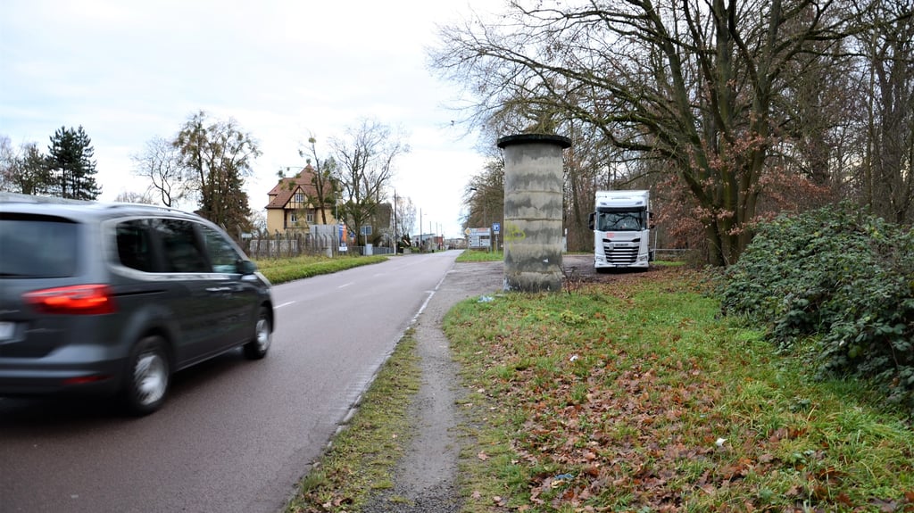 Dieser Blick in die Biaser Straße von Zerbst mit Litfaßsäule und Grünfläche neben der Fahrbahn wird sich 2026 verändern. 
