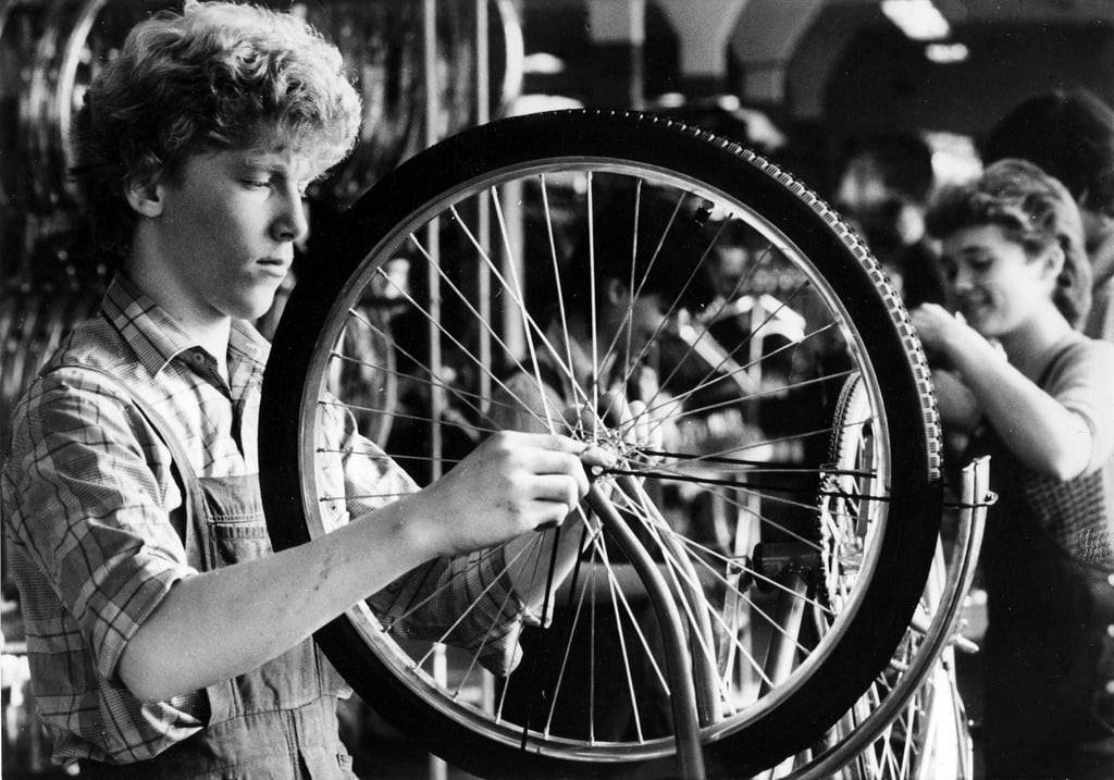 Jugendliche arbeiten in einer Fahrradwerkstatt und sammeln erste Erfahrungen im Arbeitsalltag.