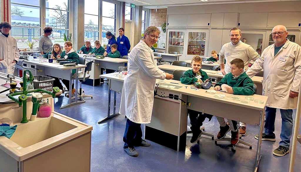  Bei der 12. Auflage der  Schülerakademie im Jessener Gymnasium lernen Schüler und Lehrer einander kennen. Im Foto zeigen Sabine Simon, Sebastian Präger und Jürgen Reusch  wie bunt die Welt der Chemie und Biologie ist.  