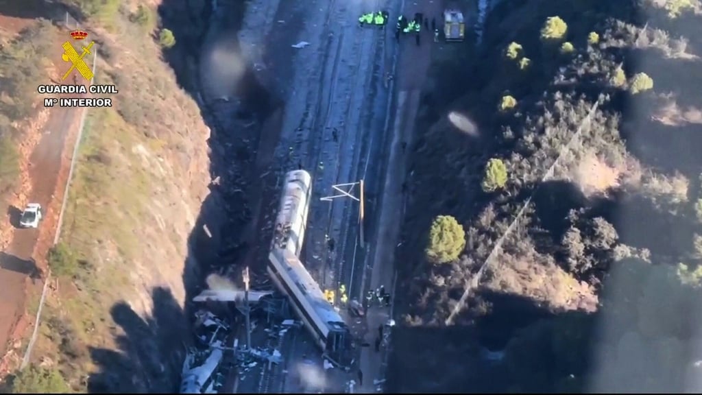 Bei einem der schwersten Zugunglücke in der Geschichte Spaniens gab es Dutzende Tote und viele Verletzte.