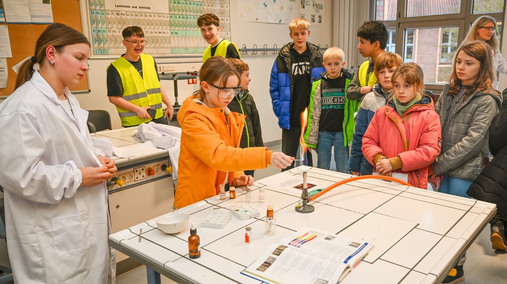 Zum Tag der offenen Tür am Börde-Gymnasium Wanzleben konnte im Chemieraum mit einem Brenner experimentiert werden.