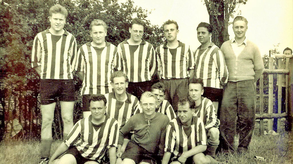 Als junger Mann spielte der Förderstedter (2. Reihe links) in der zweiten Mannschaft der damaligen Betriebssportgemeinschaft (BSG) Traktor Förderstedt. Später übernahm er für 30 Jahre den Vereinsvorsitz.