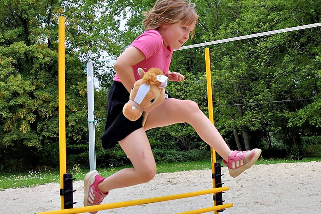 Hobby Horsing ist unter den jungen Zeitzern sehr beliebt, wie hier zur Ferienabschlussparty im Sommerbad. Jetzt soll das vierte Turnier im Schuppen stattfinden.