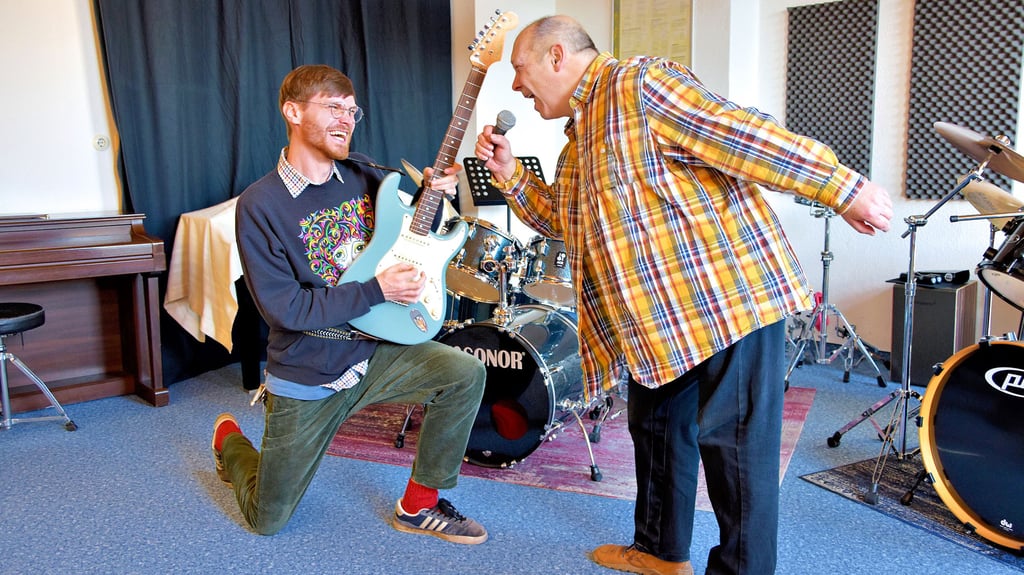 Mike Beulich (61) und Marcus Hennig (29) unterrichten seit Kurzem in Jessen. Leicht zu erkennen ist, sie stehen für E-Gitarre und Gesang.