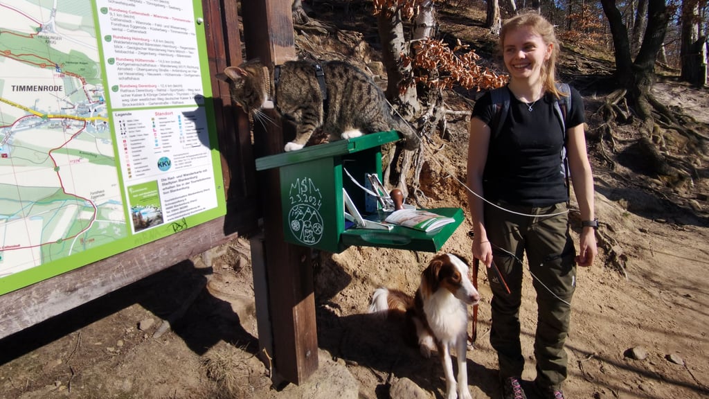 Viele Wanderer, so wie hier Stefanie Pelz aus dem Münsterland mit Kater Krümel und Hund Nouka, sind mit ihren tierischen Begleitern im Harz unterwegs. Für sie hat die Harzer Wandernadel 2025 extra ein eigenes Stempelhaft aufgelegt. Damit können auch Hunde und Katzen seither Wanderkönig und Wanderkaiser werden.