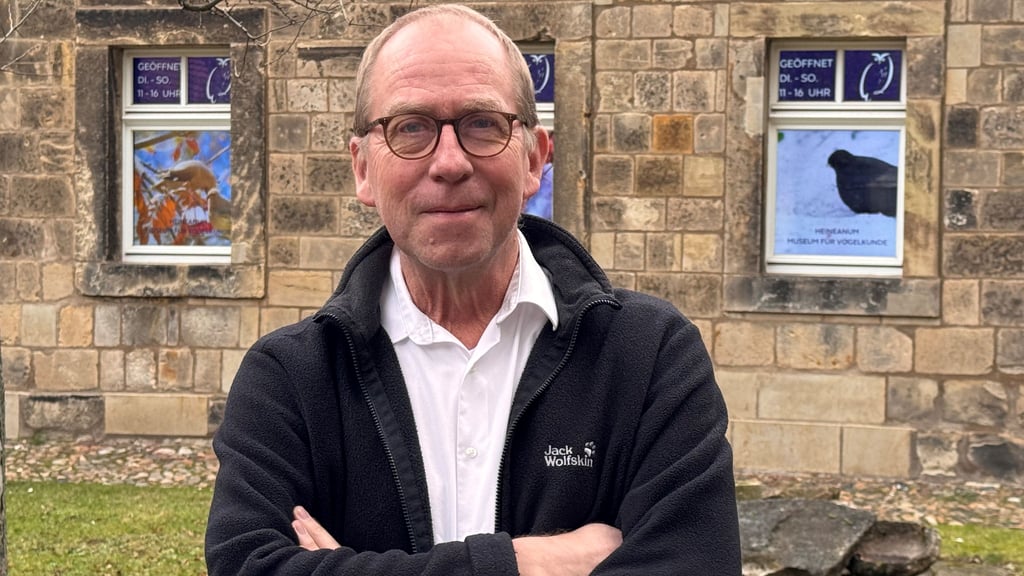Rüdiger Becker vor den Fenstermonitoren des Halberstädter Naturkundemuseums Heineanum.