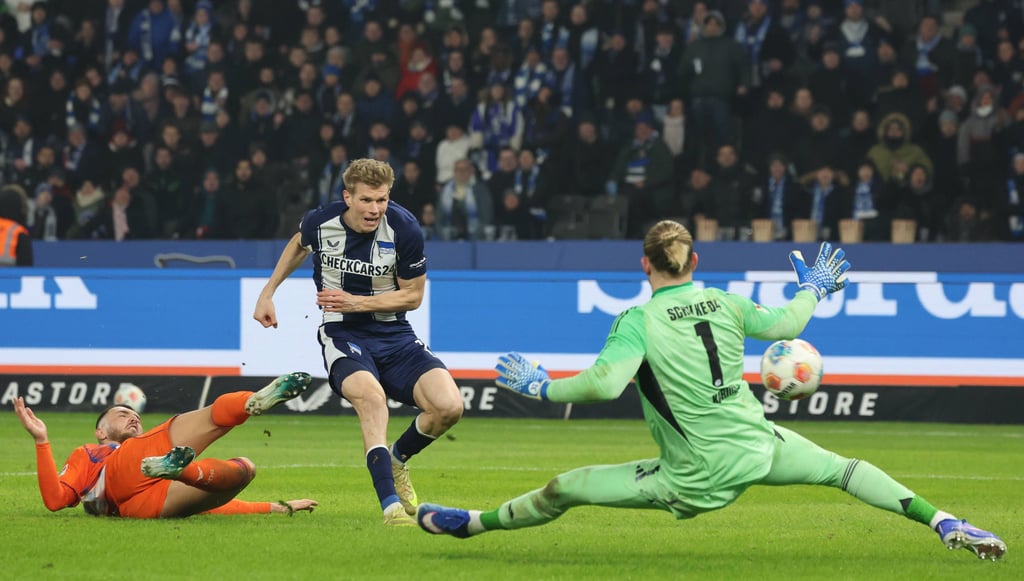 Hier vergibt Luca Schuler für Hertha im Spiel gegen Schalke eine Riesenchance.