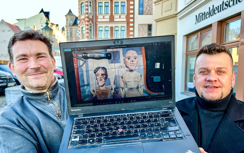 Volkmar Koch (v.l.) und Kay Sjaba wollen in Könnern einen Kinofilm mit Marionetten drehen. 