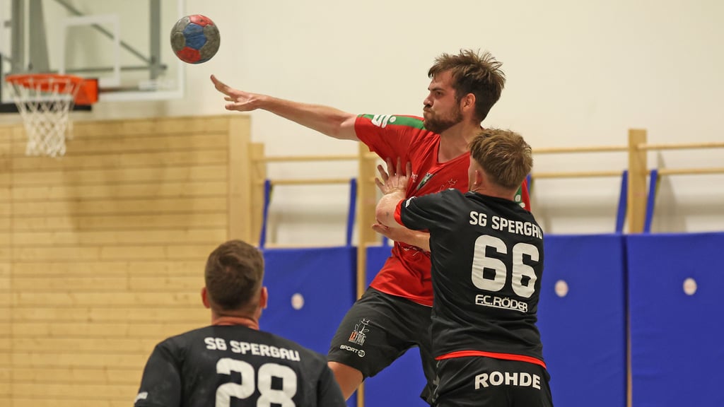 Till Wagner (im Wurf) hat das Ausärtsspiel beim HC Burgenland II mit einer Verletzung am Daumen beendet.