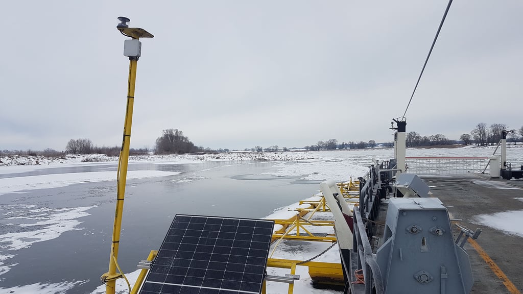 Die Räbeler Fähre liegt seit etlichen Tagen wetterbedingt still am Fähranleger. Dienstag setzt sie wieder über. Die Schwimmer bleiben aber draußen. 