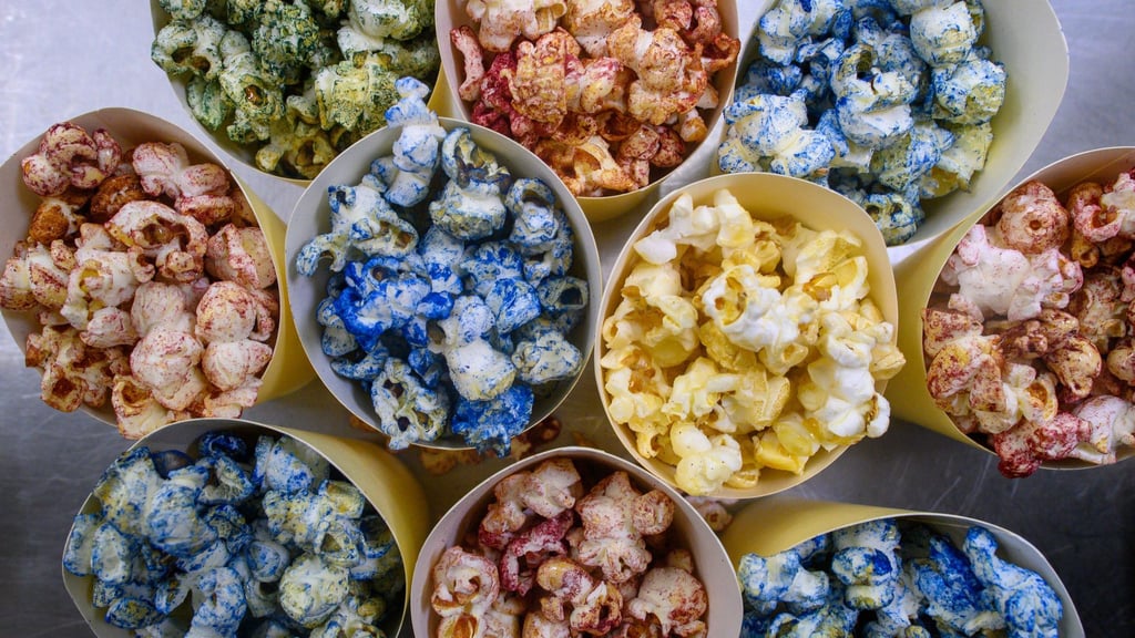 Die Hochschule Anhalt färbt Popcorn mit Mikroalgen grün, blau, gelb und rot.