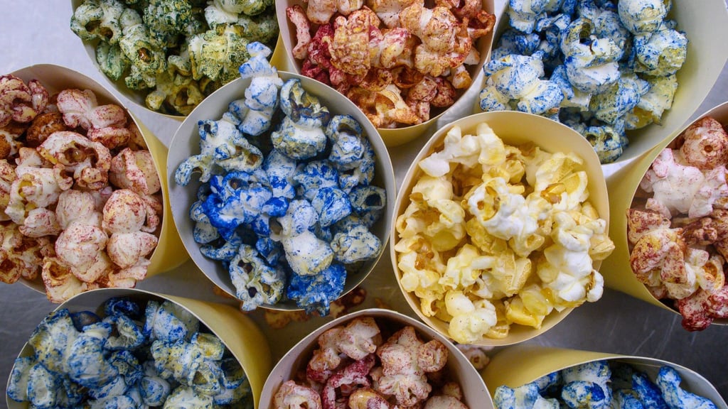 Die Hochschule Anhalt färbt Popcorn mit Mikroalgen grün, blau, gelb und rot.
