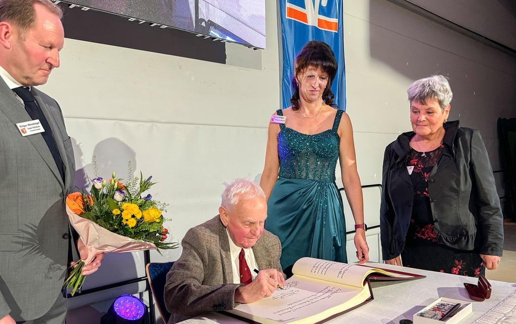 Christoph Kaatz trug sich beim Neuhjahrsempfang ins Ehrenbuch der Stadt Möckern ein.