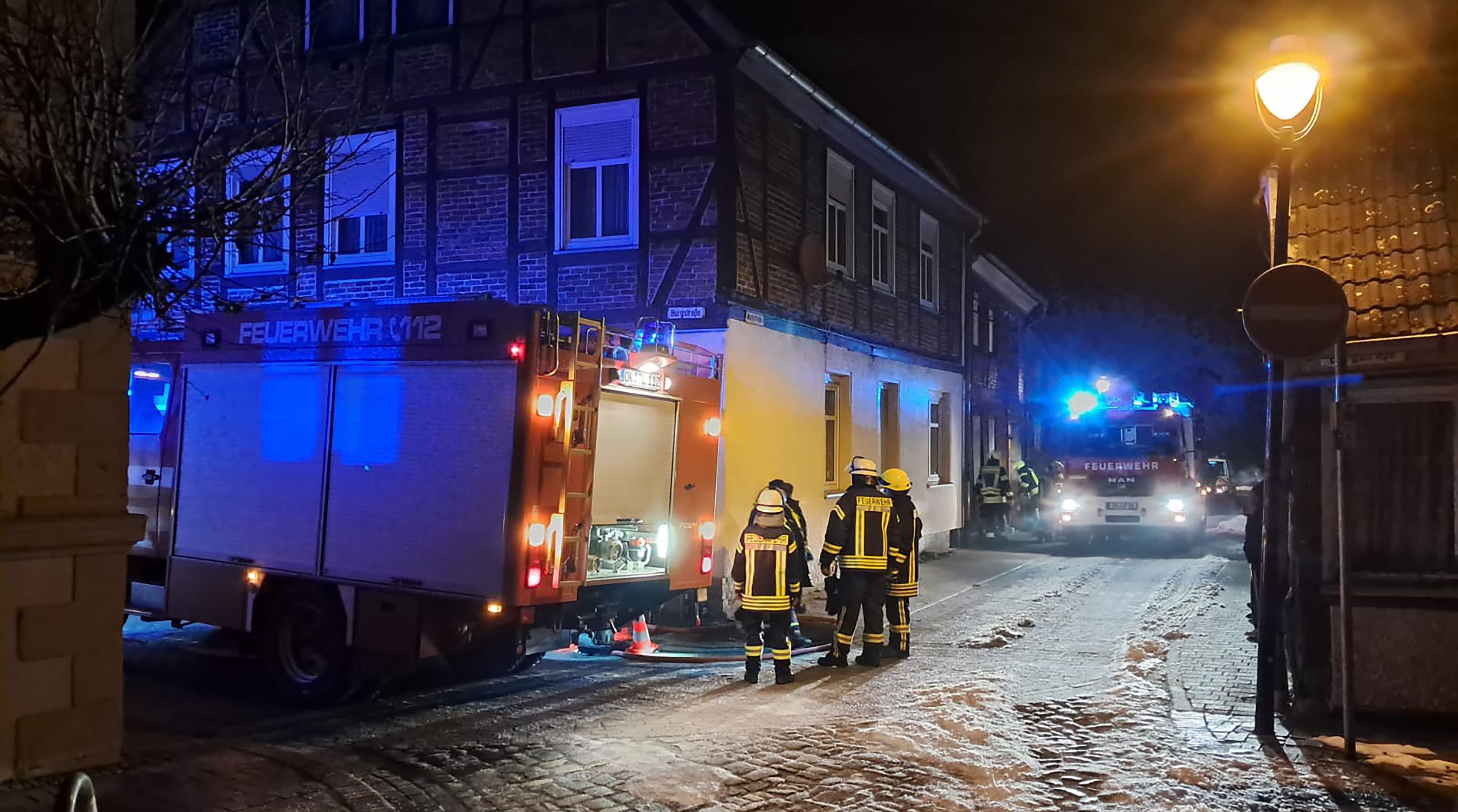 Vollgelaufene Keller in Oebisfelde: Erst Schneemassen, dann Keller unter Wasser: Feuerwehr rückt mit 25 Kameraden an