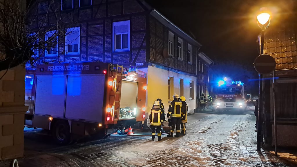 Mit insgesamt 25 Einsatzkräften rückt die Oebisfelder Feierwehr in der Burgstraße an, wo Wasser in einem Keller festgestellt wurde.