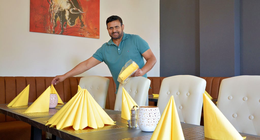 Die Umsatzsteuer in der Gastronomie ist zum Jahrenswechsel gesunken.  Auf der anderen Seite ist der Einkauf von Lebensmitteln teurer geworden, betonen Harvinder Kaur und Ravinger Singh von „Curry & Grill“ in Schönebeck.