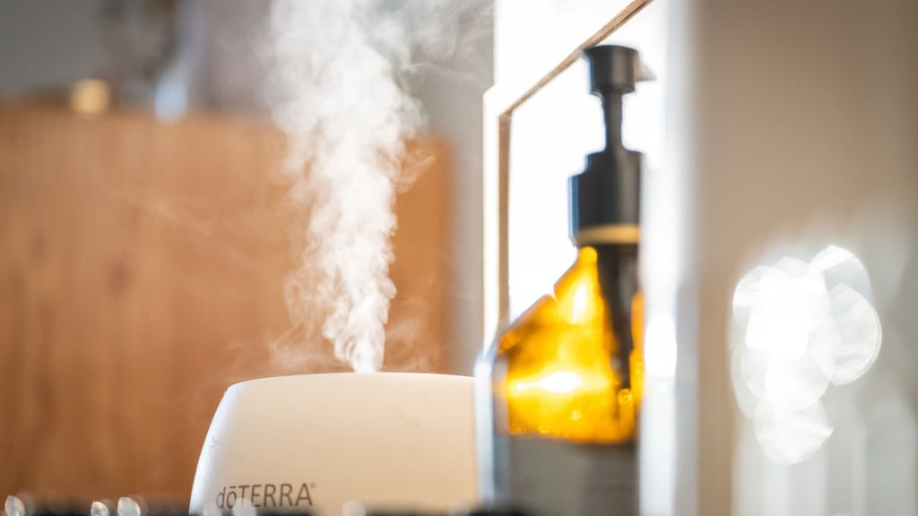 Dufte - aber auch sauber? Damit der Aroma-Diffuser nicht zur Keimschleuder wird, sollte er einmal wöchentlich gründlich gereinigt werden.