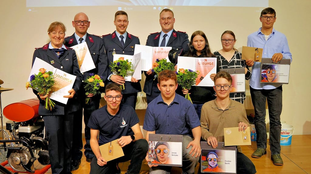 Freude über eine Ehrung oder die Übernahme in die Einsatzabteilung der Feuerwehr Stendal (hinten von links): Brigitte Bernt und Daniel Schumacher (30 Jahre), Robin Stoppa (20 Jahre), Etienne Heinhaupt und Loreen Krümmling (10 Jahre). Aus der Jugendfeuerwehr in die Einsatzabteilung wechselten Gina Lisa Großer und  Lucas Rammbaum sowie (vorne von links) Jugendspangen-Gewinner Marc-Leon Schenk, Jonas Stritzke, und Gustav Berth.