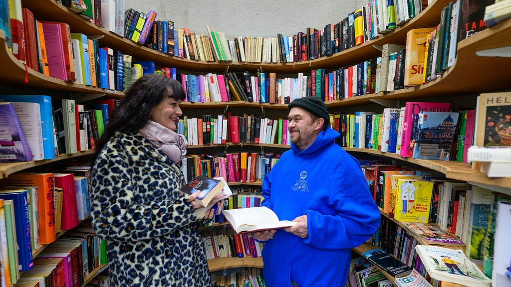 Ehrenamtliche kümmern sich um Ordnung im Bücherturm.