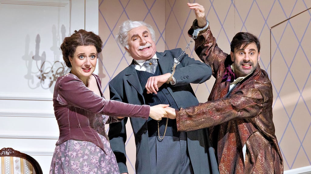 Ania Vegry, Rainer Zaun und Costa Latsos in der Fledermaus am Anhaltischen Theater