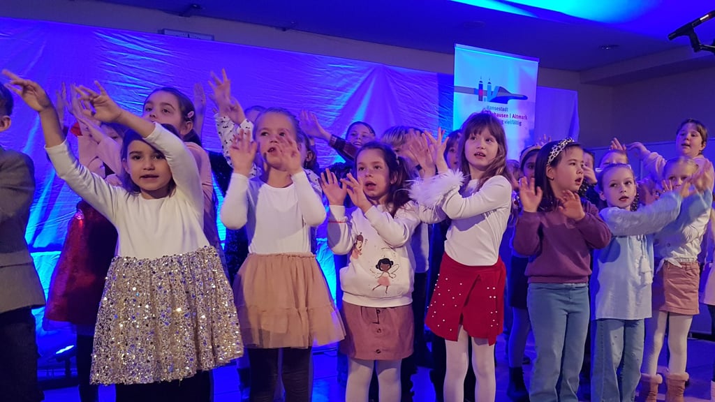 Neujahrsempfang der Hansestadt Seehausen im Foyer der Wischelandhalle, 18. Januar 2026: Der Kinderchor der Grundschule Seehausen eroberte die Herzen der Erwachsenen  schnell.