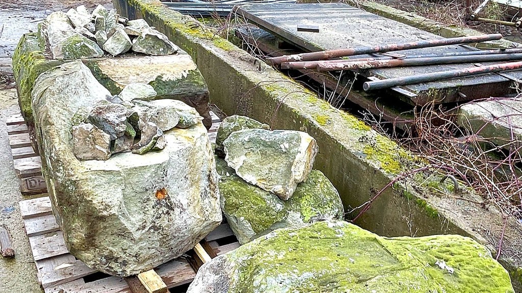 Der nach einem Unfall zerstörte Postmeilenstein in Hohenziatz. Inzwischen ist die Restaurierung weit fortgeschritten. 