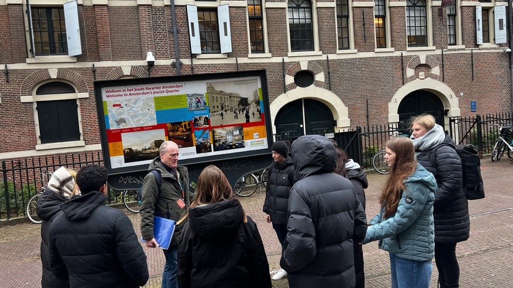 Auch eine Studienreise von Schülern der Oschersleber Gemeinschaftsschule „A.S. Puschkin“ nach Amsterdam wurde durch die Fördermittel ermöglicht. Dort folgten sie den Spuren von Anne Frank.