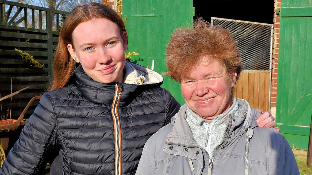 Lena und Mama Ines Leps freuen sich, dass auf ihrem Hof wieder gebaut wird. 