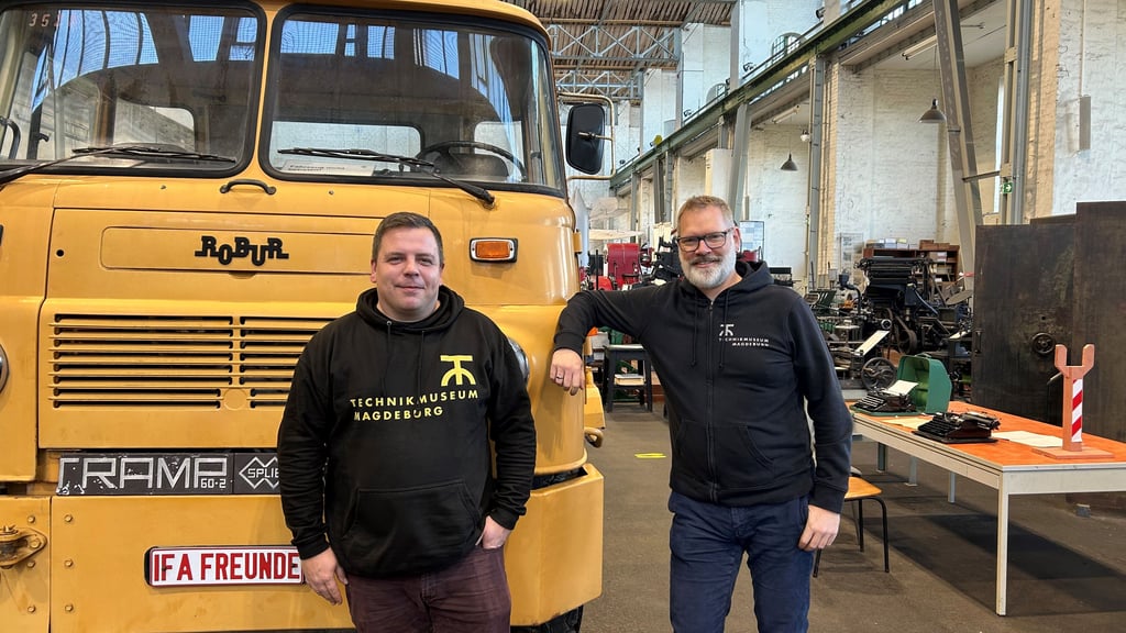 Sammlungsleiter Christian Marlow (links) und Museumsdirektor Hajo Neumann freuen sich, dass sie das Technikmuseum Magdeburg wieder öffnen können. 