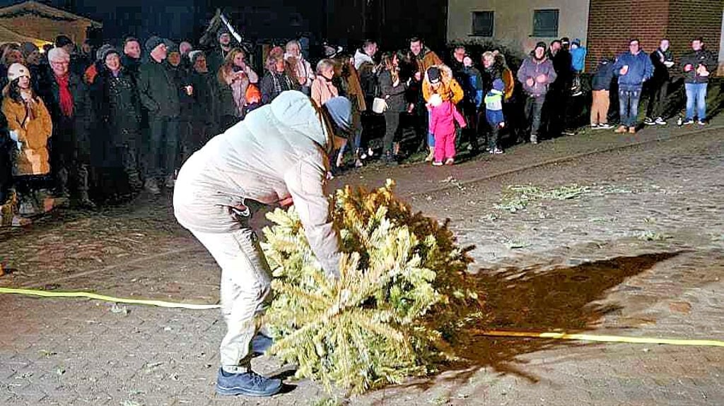 18 Teilnehmer gab es beim  Tannenbaumwerfen in Westdorf. 