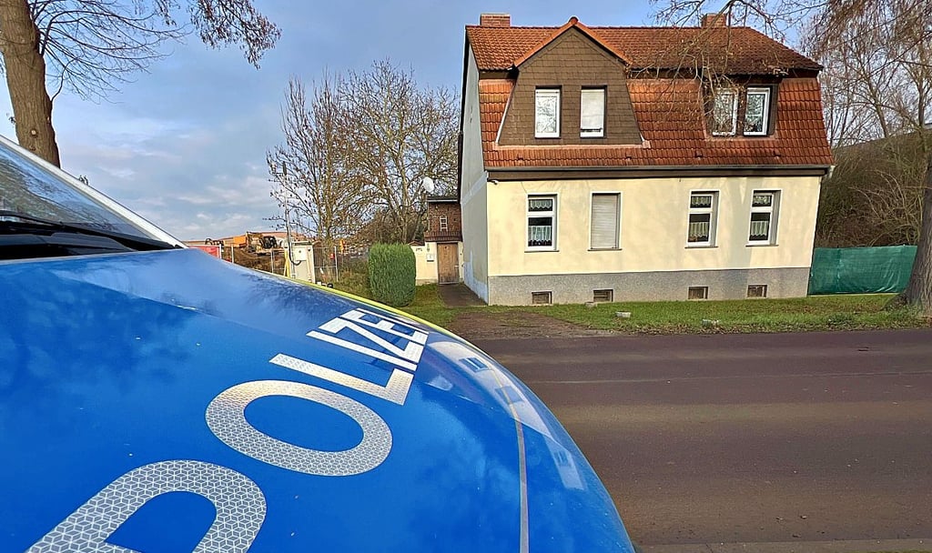 Umfangreiche Ermittlungen der Polizei wurden am Tatort am Ortsrand von Ilberstedt aufgenommen.