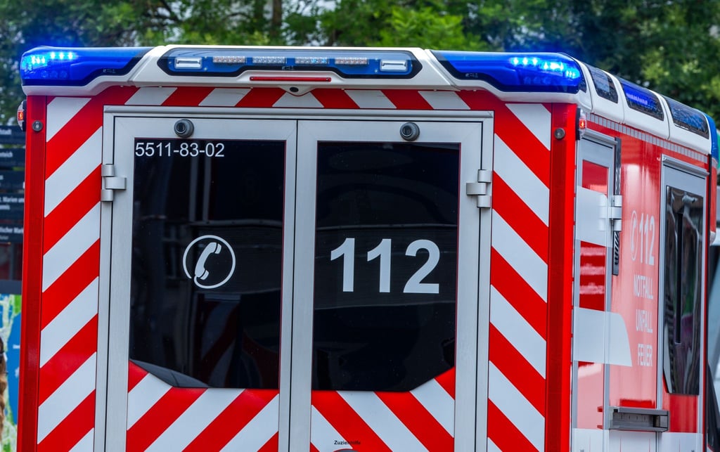 Die Höhenrettung der Feuerwehr hat den Mann geborgen und an den Rettungsdienst übergeben. (Symbolbild)