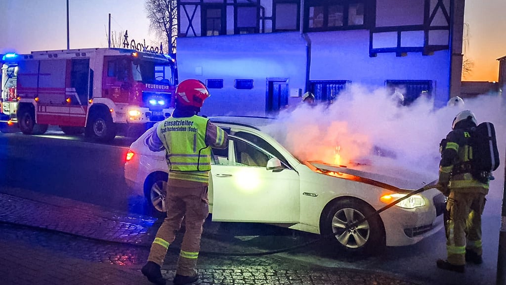 Am Montagmorgen schlugen Flammen aus dem Motorraum des weißen BMW. Die Feuerwehr konnte Schlimmeres verhindern.
