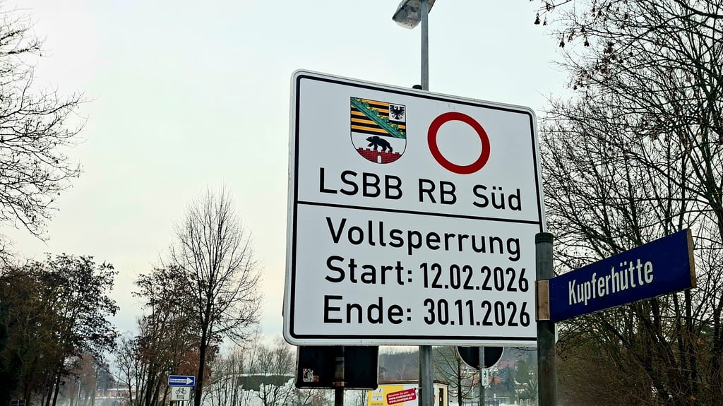 Große Schilder an der Kupferhütte in Sangerhausen weisen bereits jetzt auf die Sperrung hin.